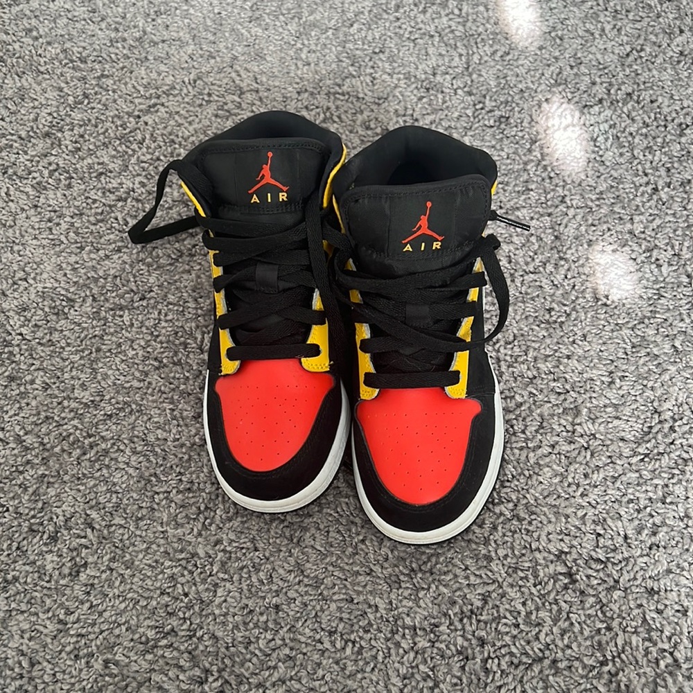 Nike air Jordan mid amarillo
